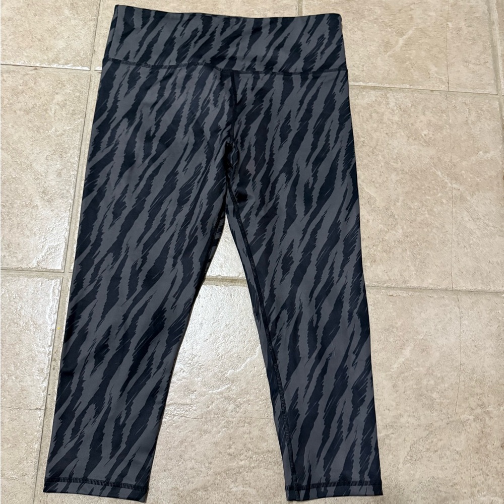ZYIA Black and Gray Patterned Capris